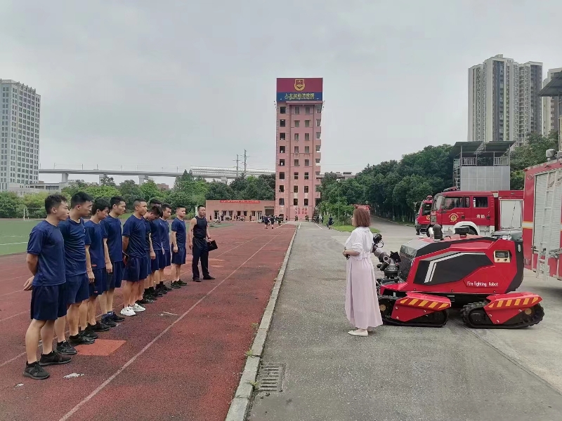 舉升搶險(xiǎn)主戰(zhàn)消防車、全地形消防滅火機(jī)器人巡展演示圓滿結(jié)束